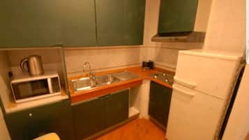Réfrigérateur, micro-ondes, plaque de cuisson, cafetiÚre/bouilloire