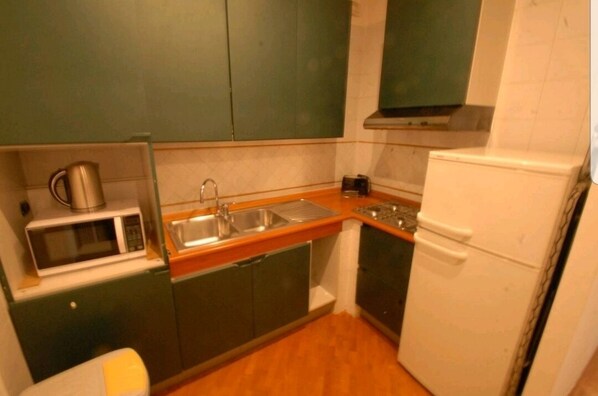 Fridge, microwave, stovetop, coffee/tea maker