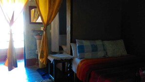 Doppelzimmer | Zustellbetten, kostenloses WLAN, individuell dekoriert