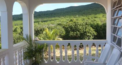 villa Benito 3 minutes from, bars restaurant beach and four Seasons Golf Course