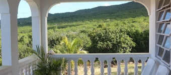 villa Benito 3 minutes from, bars restaurant beach and four Seasons Golf Course