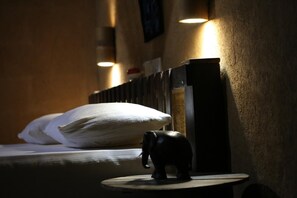 미니바, 책상, 노트북 작업 공간, 방음 설비
