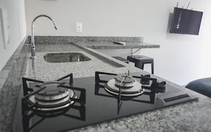 Refrigerador, microondas, utensilios de cocina, artículos de limpieza
