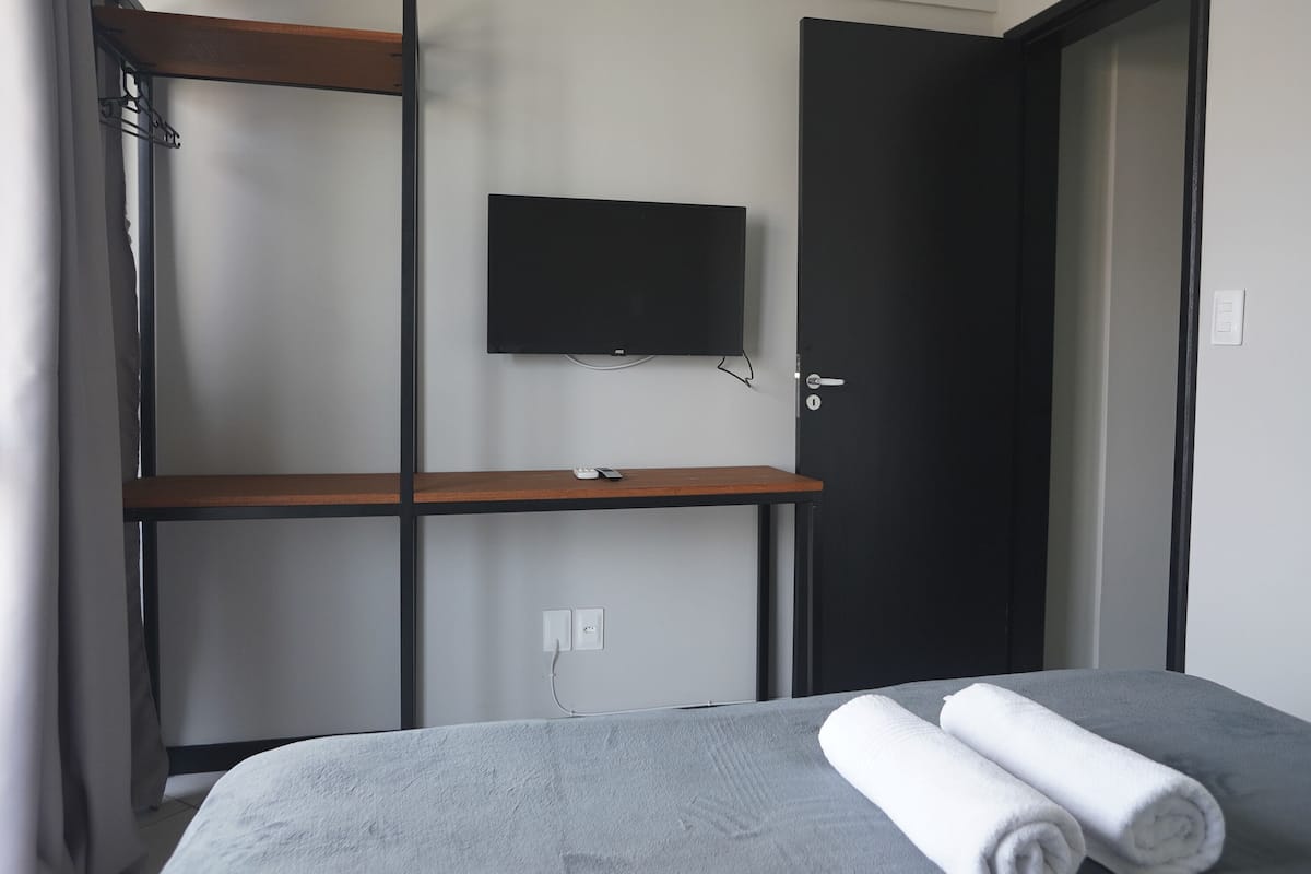 1 kamar tidur, tirai kedap cahaya, dan setrika/meja setrika