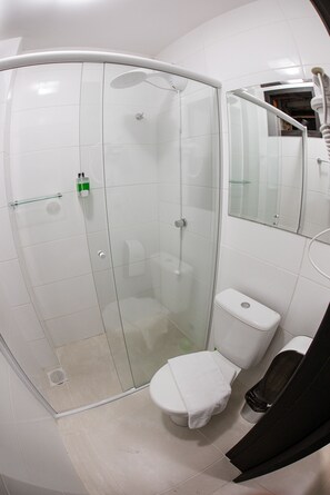 Ducha, toallas, jabón, shampoo