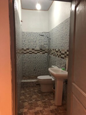 Rumah Keluarga | Kamar mandi | Shower, pengering rambut, sandal, dan kloset