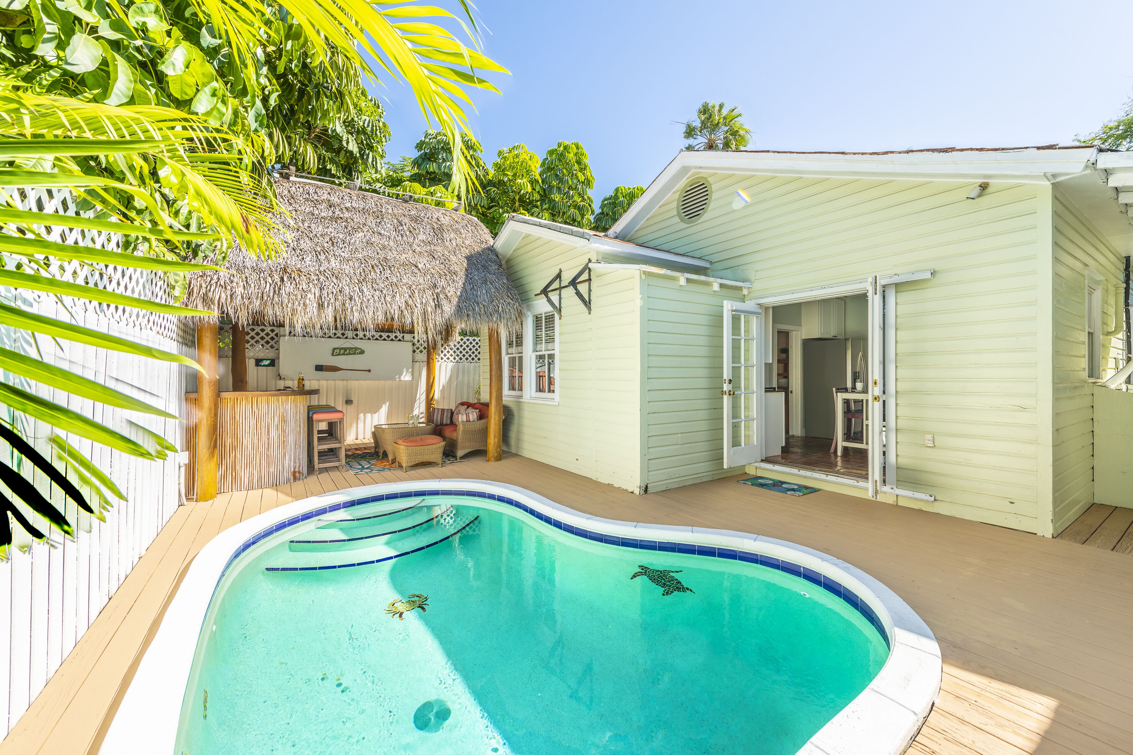 حمّام سباحة خارجي، حمّام سباحة مُدفَّأ