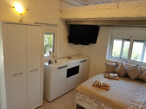 Fer et planche à repasser, lit parapluie, Wi-Fi gratuit, draps fournis