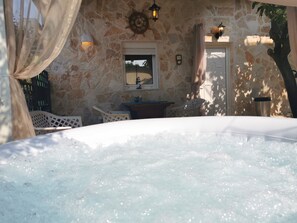 Outdoor spa tub