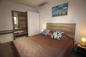 1 slaapkamer, een strijkplank/strijkijzer, gratis wifi, beddengoed
