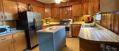 Kjøleskap, mikrobølgeovn, ovn og kokeplater