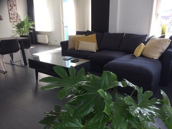 Een televisie en een stereo