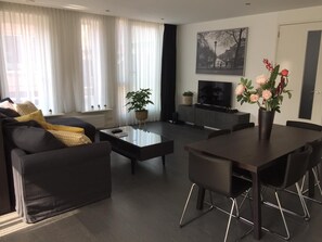 Een televisie en een stereo