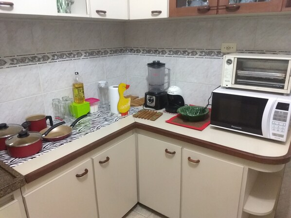 Geladeira, micro-ondas, fogão, cooktop