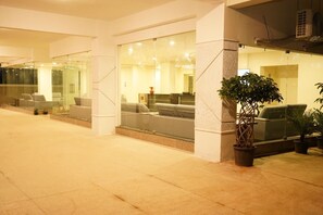 Executive Room | Bathroom amenities | Towels - Hotel D Dev (Tadepalle)