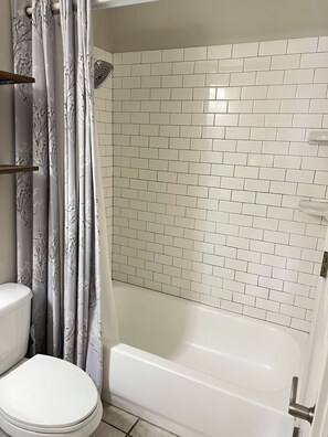Bañera, secador de pelo, toallas, jabón