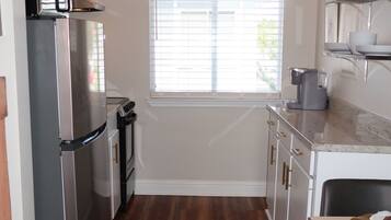 Kjøleskap, mikrobølgeovn, ovn og kokeplater