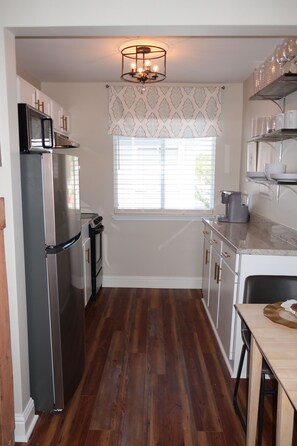 Fridge, microwave, oven, stovetop - Contemporary Biloxi Condo for 2 - Oak Shores (Biloxi)