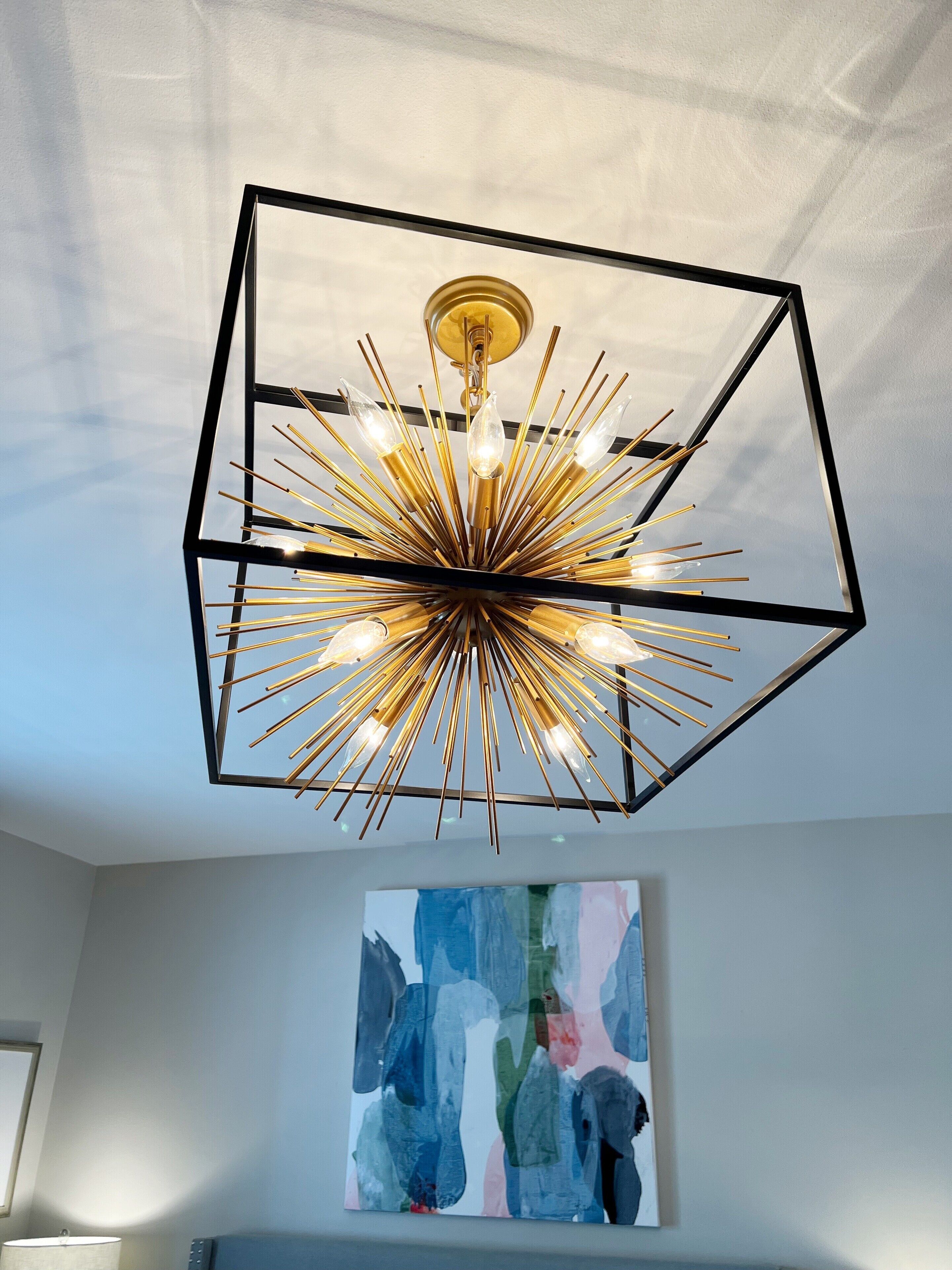 Ein moderner Kronleuchter mit geometrischer Struktur und mehreren Lampen.