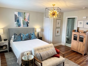 1 bedroom, in-room safe, iron/ironing board, WiFi - Contemporary Biloxi Condo for 2 - Oak Shores (Biloxi)