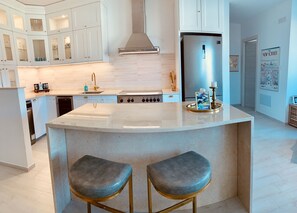 Fridge, oven, stovetop, dishwasher