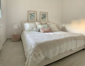 2 habitaciones, escritorio y tabla de planchar con plancha 