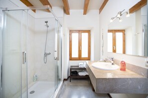 Shower, hair dryer, bidet, towels - Ca Sa Padrina. Tradition and charm in Mallorca (Artá)