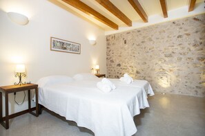 5 slaapkamers, een strijkplank/strijkijzer, reisbedje, wifi