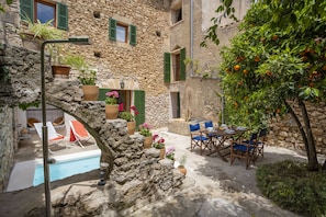 Outdoor dining - Ca Sa Padrina. Tradition and charm in Mallorca (Artá)