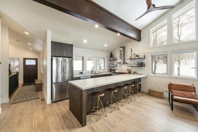DEER VALLEY - WALK to SILVER LAKE Lifts & Dining - PRIVATE HOT TUB W/VIEWS