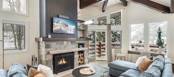 DEER VALLEY - WALK to SILVER LAKE Lifts & Dining - PRIVATE HOT TUB W/VIEWS