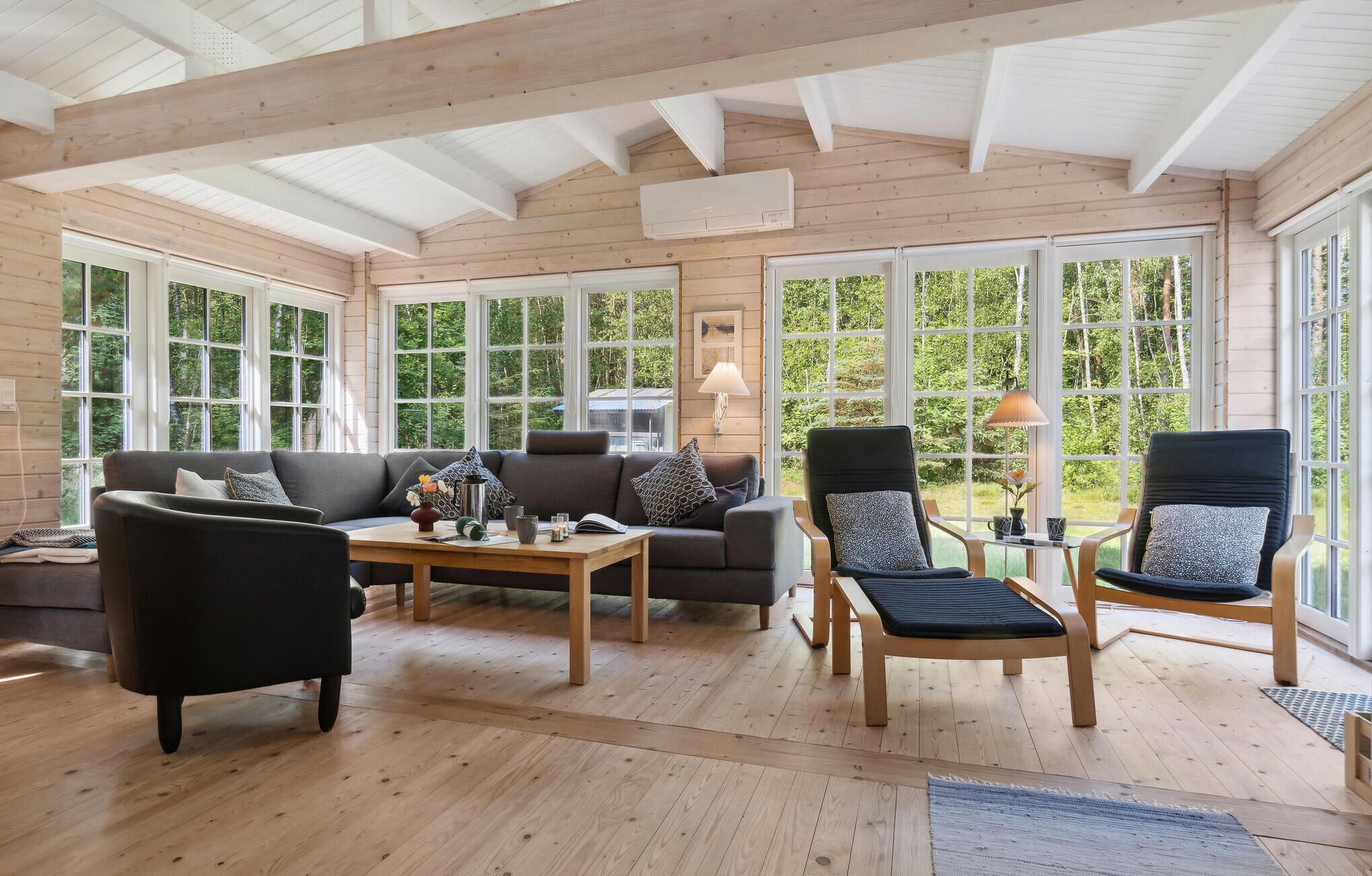 Een televisie en een open haard