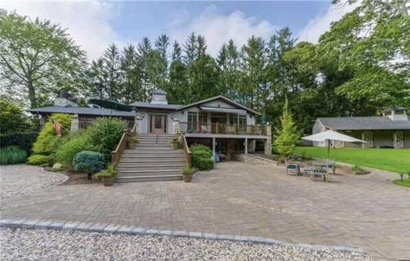 Exterior - Refined Hamptons retreat. 2.5 acres of seclusion by the pond (Flanders)