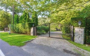 Property grounds - Refined Hamptons retreat. 2.5 acres of seclusion by the pond (Flanders)