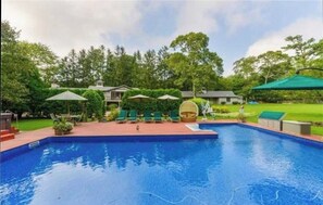 Outdoor pool, a heated pool - Refined Hamptons retreat. 2.5 acres of seclusion by the pond (Flanders)