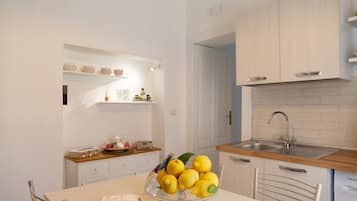 Kühlschrank, Ofen, Herdplatte, Wasserkocher