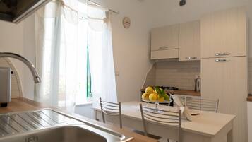Frigorifero, microonde, forno, piano cottura