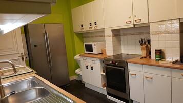 Een koelkast, een microgolfoven, een oven, een kookplaat