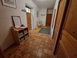 Interior - A peaceful stone house overlooking the stunning hill top village of  Roquecor (Roquecor)