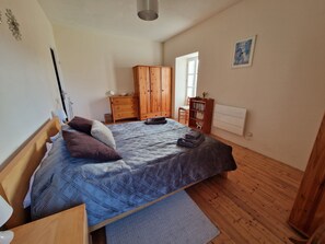 2 bedrooms, desk, iron/ironing board, free WiFi