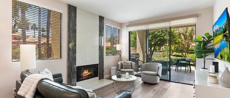 Smart-TV, Kamin, DVD-Player, Bücher