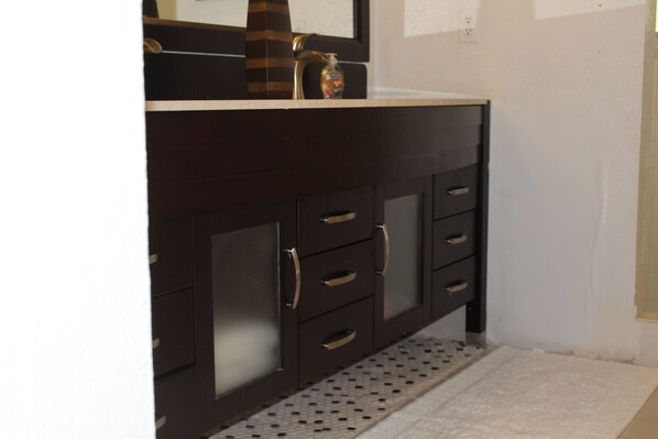 Combined shower/bathtub, hair dryer, towels, toilet paper
