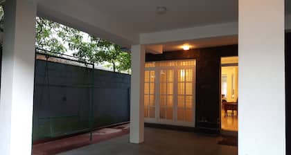 Newly refurbished luxury Lodge in a calm tree-lined, upper-class neighborhood