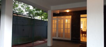 Newly refurbished luxury Lodge   in a calm tree-lined, upper-class neighborhood