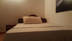 4 bedrooms, iron/ironing board, WiFi