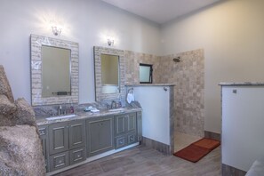 Douche, sĂšche-cheveux, serviettes fournies, savon