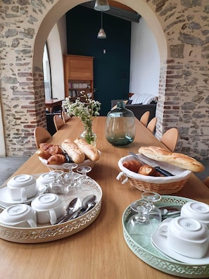 Daily buffet breakfast (EUR 9 per person) - Gîte Les Arches (Beauvallon)