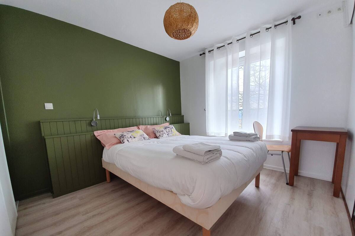 Quarto com cama, escrivaninha e cadeira.