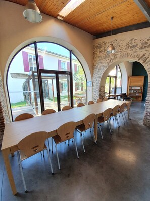 大型冰箱、微波爐、烤箱、爐台