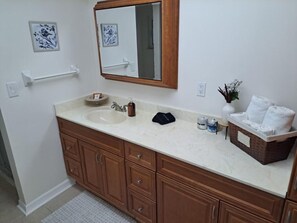 Ducha y bañera combinadas, secador de pelo, toallas y jabón